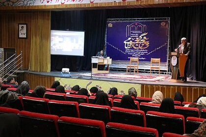 نظامی در منظومه هایش روایت کلاسیک را به شکلی مدرن باز آفرینی کرده است