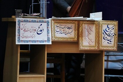 نظامی در منظومه هایش روایت کلاسیک را به شکلی مدرن باز آفرینی کرده است