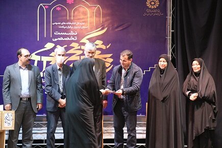 نظامی در منظومه هایش روایت کلاسیک را به شکلی مدرن باز آفرینی کرده است