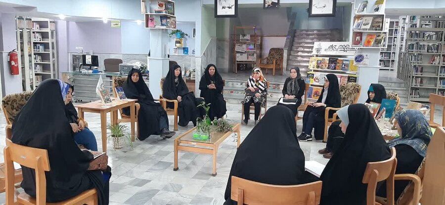 محفل ادبی صبح اشراق با نقد آثار فاطمه بختیاری برگزار شد محفل ادبی صبح اشراق