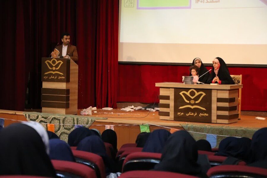 نشست رونمایی و جشن امضای کتاب «سر بر دامن ماه» برگزار شد رونمایی کتاب سر بر دامن ماه