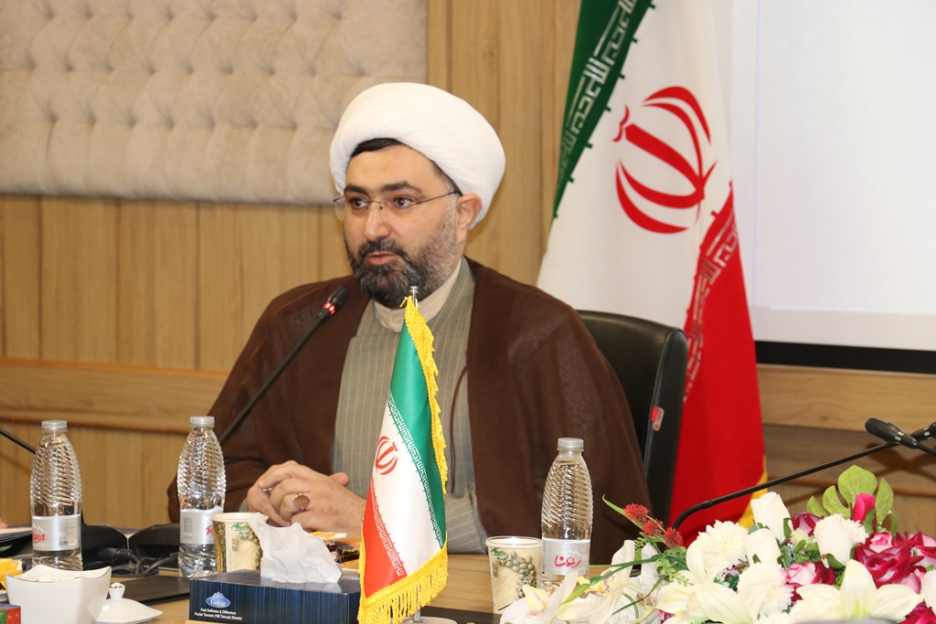 امروز برای حفظ و سالم نگاه داشتن انقلاب اسلامی در بین نسل جدید باید از امام بگوئیم