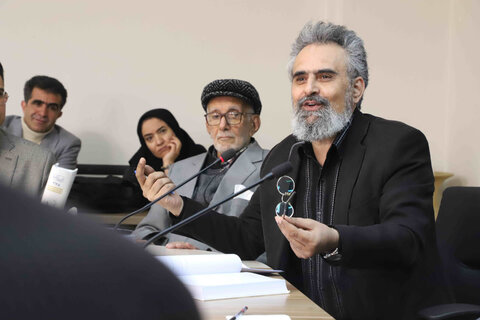 نشست نقد و معرفی از کتاب «خلاصة الأشعار و زبدة الأفکار» در کتابخانه مرکزی همدان