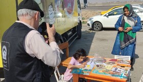 ارائه خدمات کتابخانه‌ای در ایام نوروز به همت کتابخانه‌های عمومی خراسان رضوی در ایستگاه های استقبال از زائران نوروزی