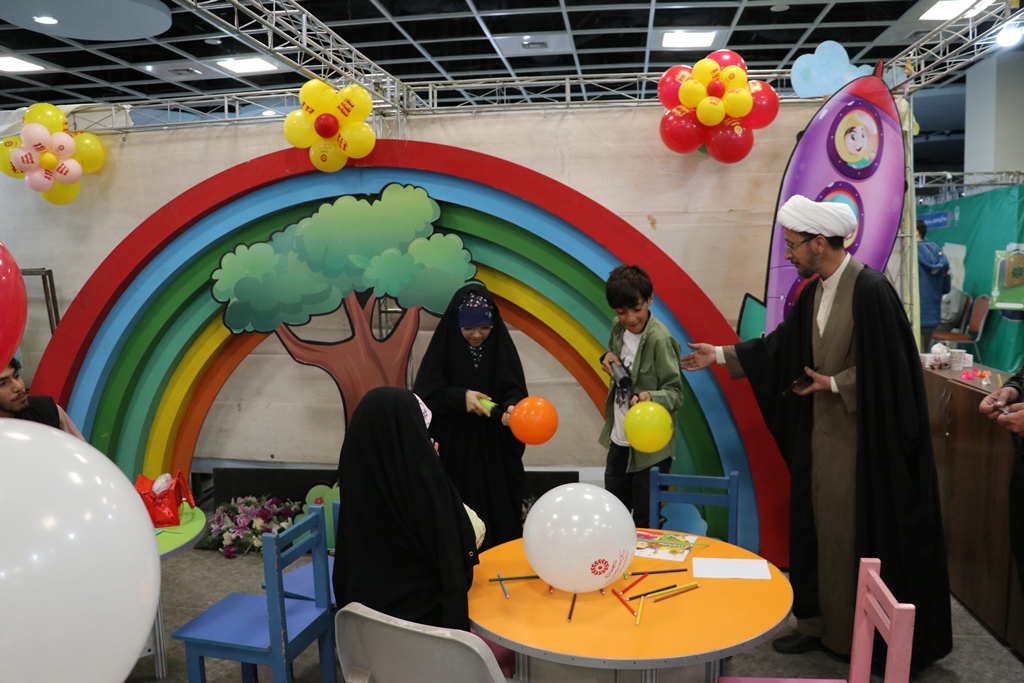 غرفه اداره کل کتابخانه‌های عمومی خراسان رضوی در شانزدهمین نمایشگاه قرآن و عترت مشهد برپا شد