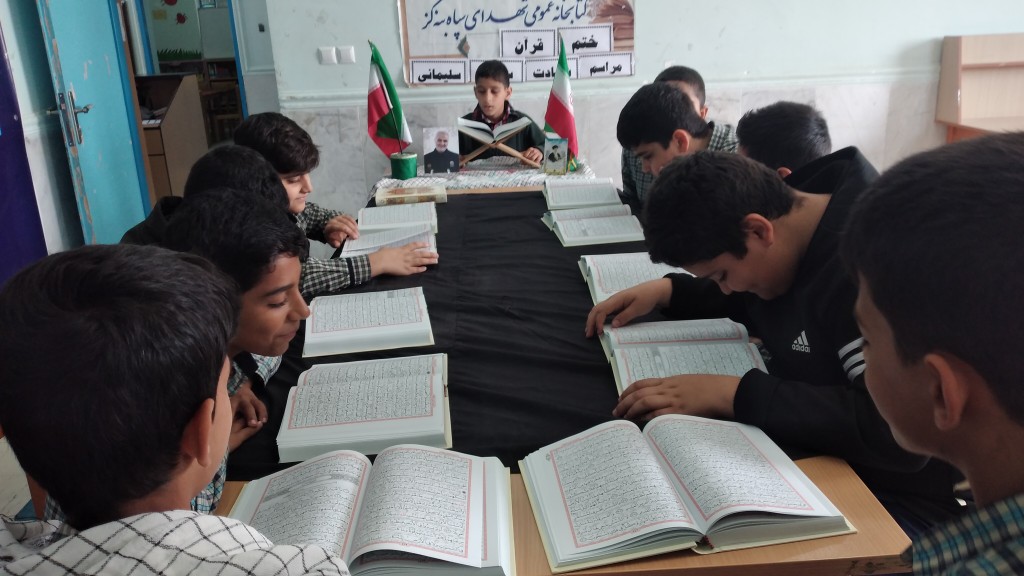 تلاشهای بیوقفه یک کتابدار برای باز شدن جای کتابخانه در دل اهالی روستای بنهگز