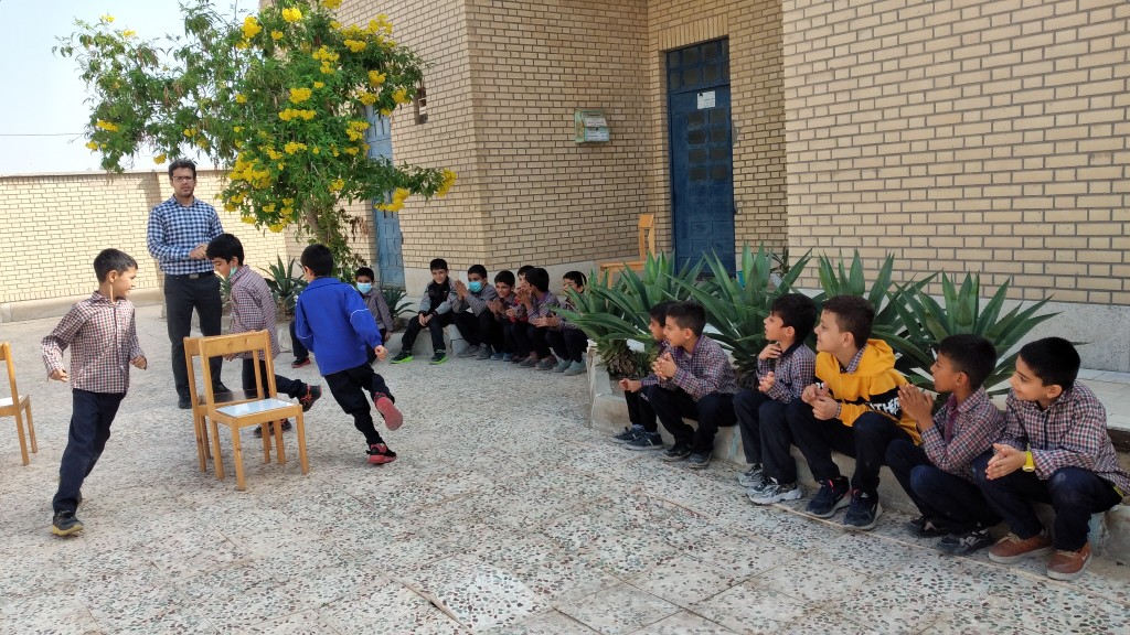 تلاشهای بیوقفه یک کتابدار برای باز شدن جای کتابخانه در دل اهالی روستای بنهگز