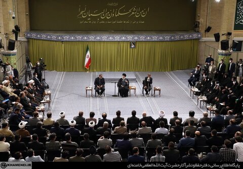 شعرخوانی دبیر محفل ادبی قند پارسی کتابخانههای عمومی فارس در محضر رهبر انقلاب