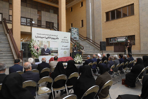 وداع با پیکر دکتر پرویز اذکایی در کتابخانه مرکزی همدان