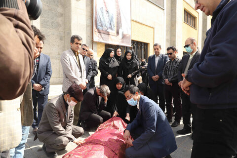 وداع با پیکر دکتر پرویز اذکایی در کتابخانه مرکزی همدان