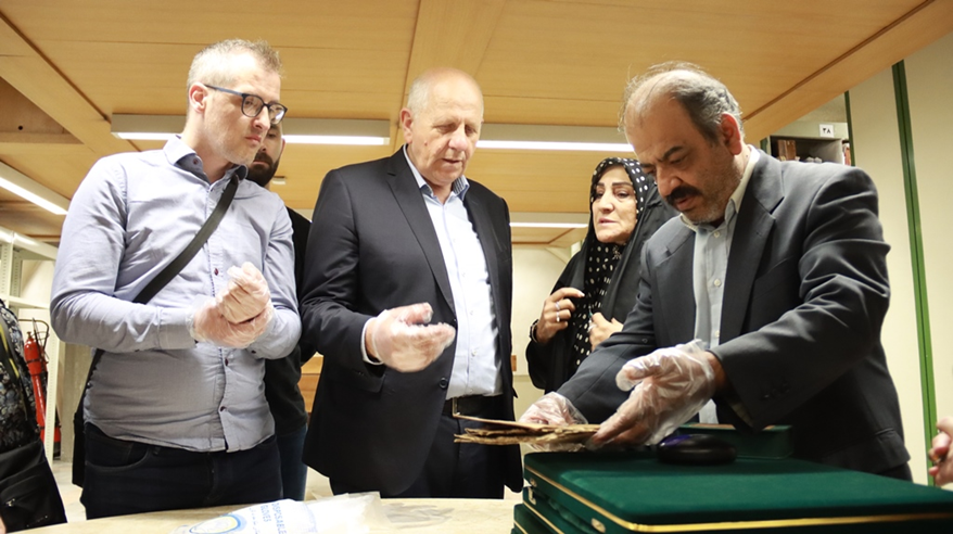 حفظ اسناد و میراث مکتوب مهمترین وظیفه ما در کتابخانههای جهان اسلام است