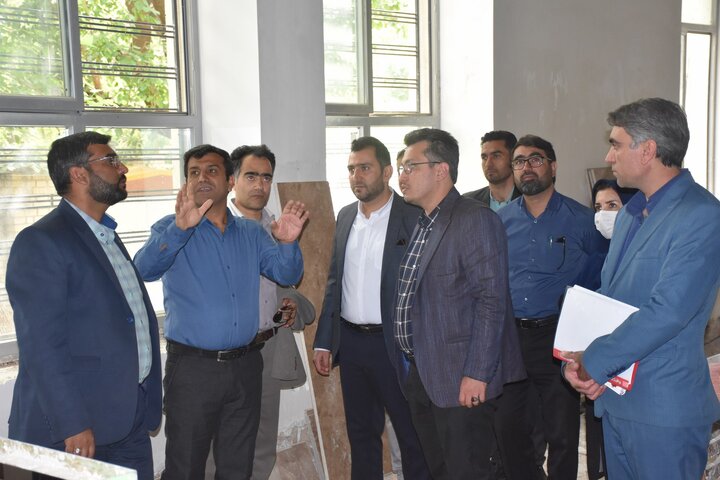 بازدید مدیرکل عمرانی و مدیرکل امور کتابخانههای نهاد از پروژه بازسازی کتابخانه شهید دستغیب شیراز