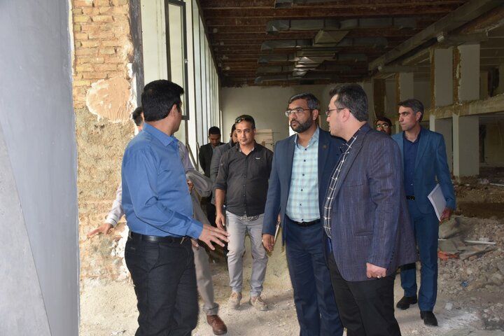 بازدید مدیرکل عمرانی و مدیرکل امور کتابخانههای نهاد از پروژه بازسازی کتابخانه شهید دستغیب شیراز