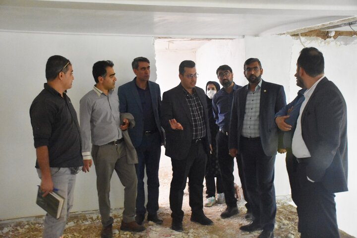 بازدید مدیرکل عمرانی و مدیرکل امور کتابخانههای نهاد از پروژه بازسازی کتابخانه شهید دستغیب شیراز