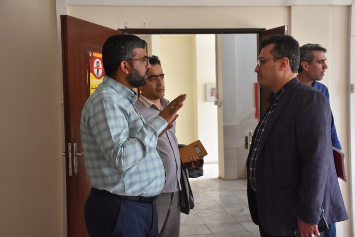 بازدید مدیرکل عمرانی و مدیرکل امور کتابخانههای نهاد از پروژه بازسازی کتابخانه شهید دستغیب شیراز
