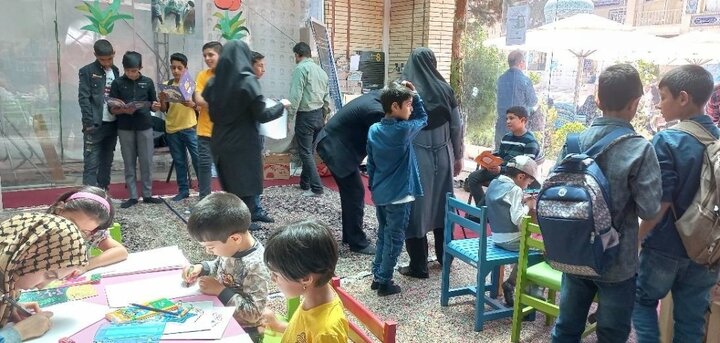 برپایی غرفه کتابخوانی در جوار مزار سپهبد شهید حاج قاسم سلیمانی