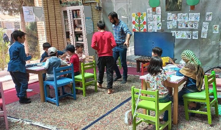 برپایی غرفه کتابخوانی در جوار مزار سپهبد شهید حاج قاسم سلیمانی