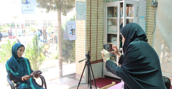 برپایی غرفه کتابخوانی در جوار مزار سپهبد شهید حاج قاسم سلیمانی