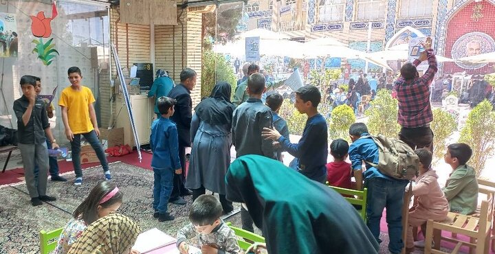 برپایی غرفه کتابخوانی در جوار مزار سپهبد شهید حاج قاسم سلیمانی