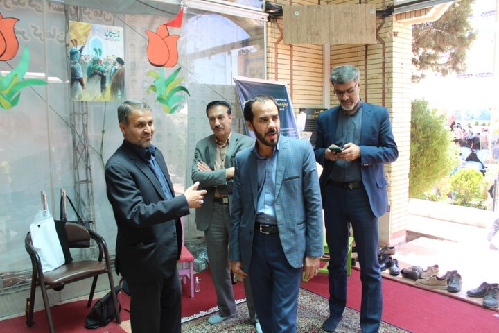 برپایی غرفه کتابخوانی در جوار مزار سپهبد شهید حاج قاسم سلیمانی