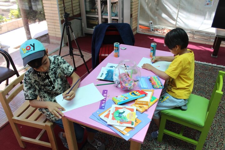 برپایی غرفه کتابخوانی در جوار مزار سپهبد شهید حاج قاسم سلیمانی