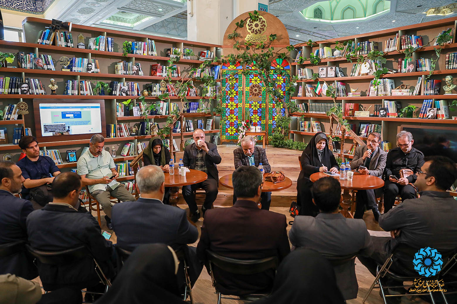 عصر شعر در رثای شهادت امام صادق (ع) در غرفه نهاد کتابخانه های عمومی کشور در سی و چهارمین نمایشگاه بین المللی کتاب تهران