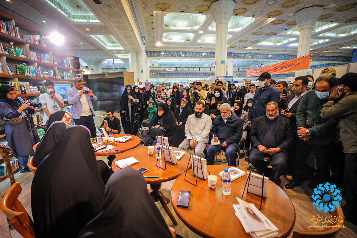 حضور متفاوت سردار قاآنی در رونمایی از یک کتاب شعر در غرفه نهاد کتابخانه های عمومی کشور