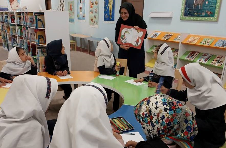 برنامههای متنوع فرهنگی با حضور دانشآموزان ناشنوا و کمشنوا در کتابخانه مرکزی امام خمینی(قدسسره) مشهد