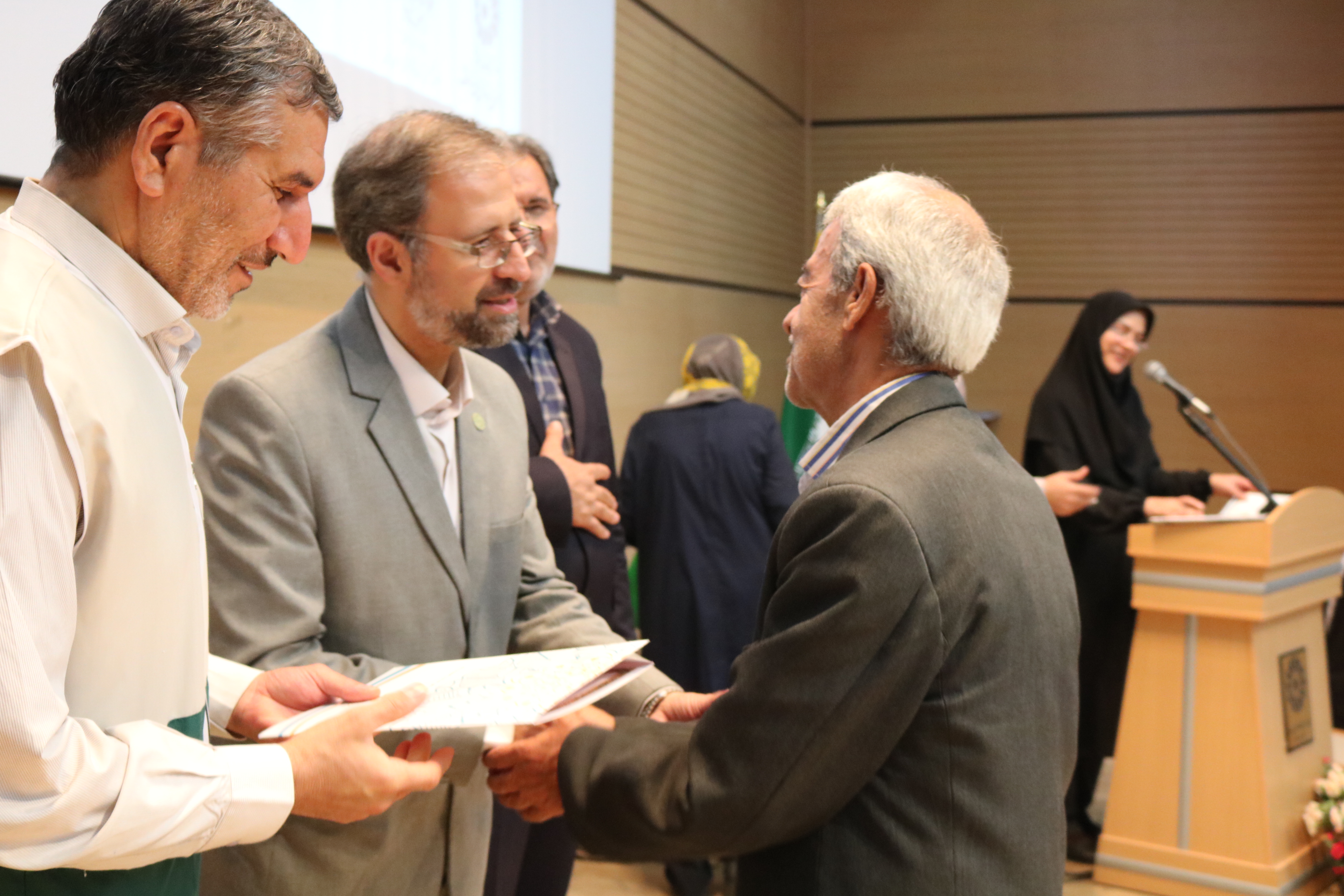 نشست محفل ادبی پنجره فولاد در سمنان برگزار شد