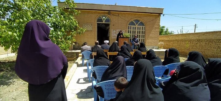 برپایی نمایشگاه عرضه محصولات خانگی در کتابخانه پروین اعتصامی یانچشمه