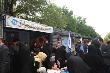 برپایی غرفه اداره کل کتابخانه های عمومی آذربایجان شرقی در مسیر استقبال مردمی از رئیس جمهور