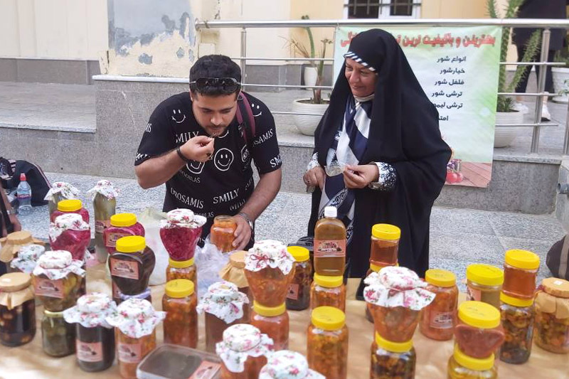 نمایشگاه صنایع دستی و محصولات بومی در کتابخانه عمومی خیلج فارس بوشهر برگزار شد