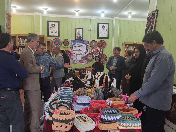 نمایشگاه صنایع دستی در کتابخانه عمومی امیرکبیر شهرستان آبدانان برگزار شد