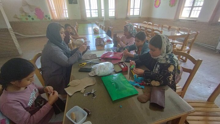 کارگاه دست سازه های نمدی در کتابخانه امام رضا (ع) اشتهارد