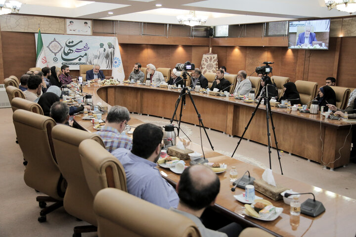 ادبیات و شعر ظرفیت ارزشمندی در پایدار کردن مفاهیم و وقایع است