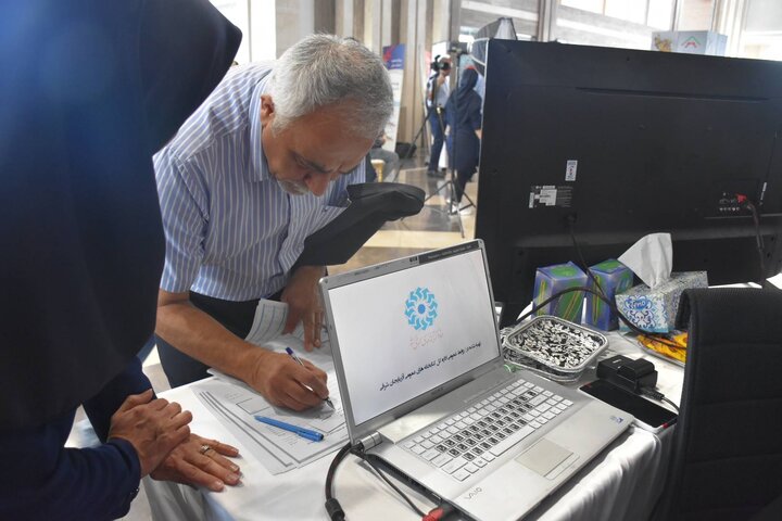 برپایی غرفه اداره کل کتابخانه های عمومی آذربایجان شرقی در همایش بزرگداشت روز ملی صنعت و معدن