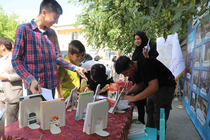 ارائه خدمات کتابخانهای در منطقه کمبرخوردار منوچهری