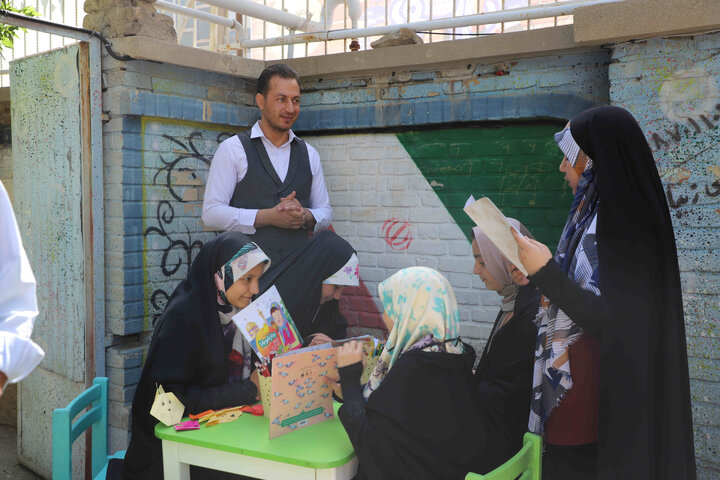 ارائه خدمات کتابخانهای در منطقه کمبرخوردار منوچهری