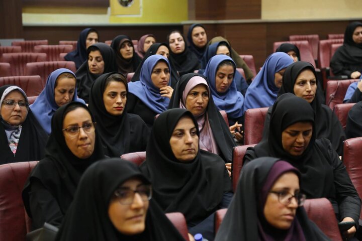 نشست صمیمی مدیرکل کتابخانههای عمومی مازندران با کتابداران استان در بابلسر