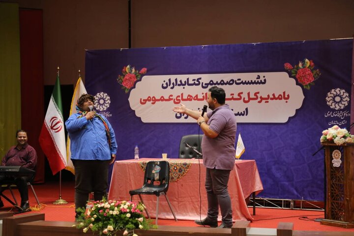 نشست صمیمی مدیرکل کتابخانههای عمومی مازندران با کتابداران استان در بابلسر