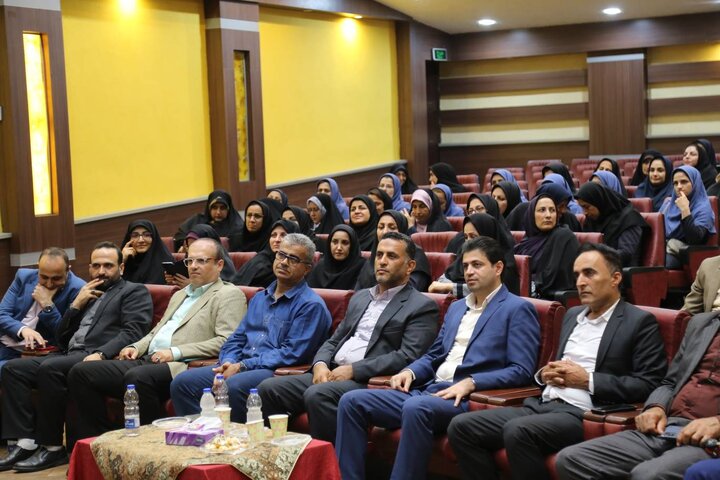 نشست صمیمی مدیرکل کتابخانه‌های عمومی مازندران با کتابداران استان در بابلسر