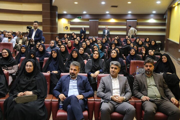 نشست صمیمی مدیرکل کتابخانه‌های عمومی مازندران با کتابداران استان در بابلسر