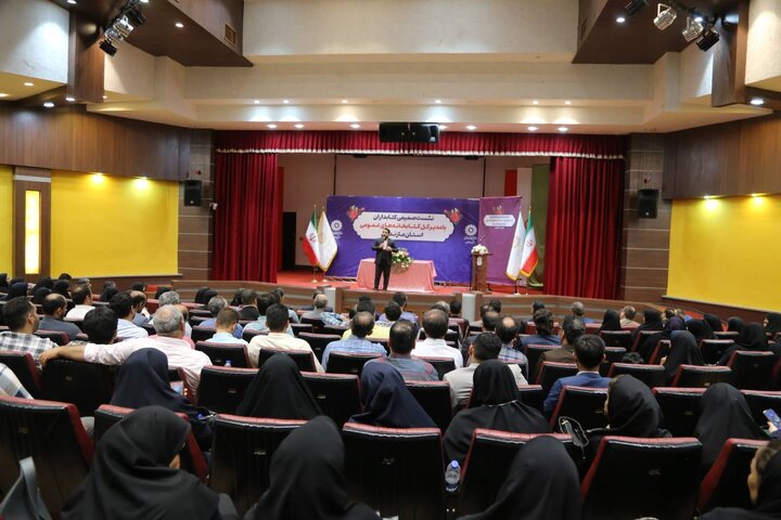 نشست صمیمی مدیرکل کتابخانه‌های عمومی مازندران با کتابداران استان در بابلسر