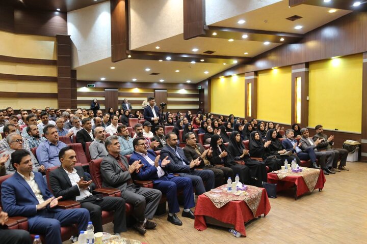 نشست صمیمی مدیرکل کتابخانه‌های عمومی مازندران با کتابداران استان در بابلسر