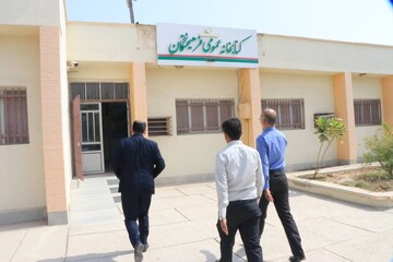 بازدید مدیرکل کتابخانه‌های عمومی هرمزگان از کتابخانه روستایی فرهیختگان ایسین بندرعباس