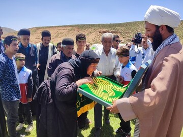 برگزاری اردوی جهادی سفیران دانایی رضوی در چهارمحال و بختیاری با حضور کتابداران، خادمیاران رضوی و داوطلبان جمعیت هلال احمر 