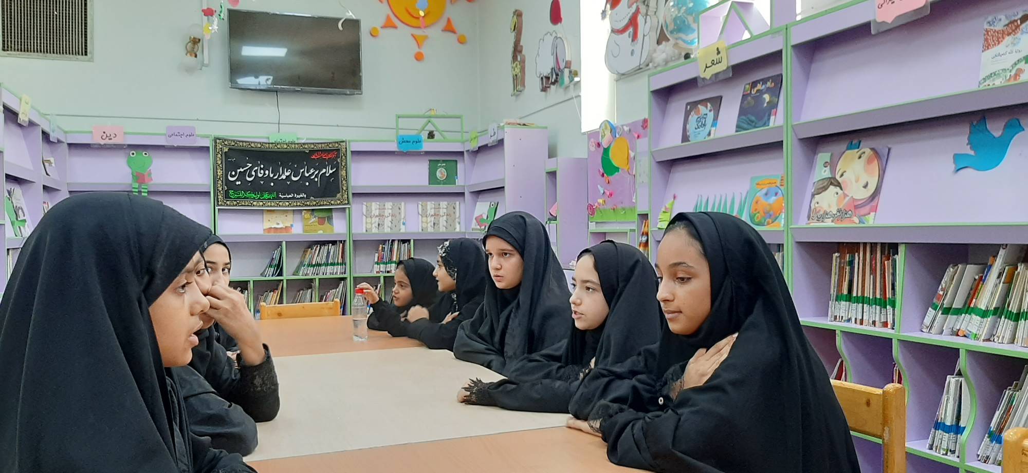 میهمانان کوچک امام حسین(ع) در کتابخانه عمومی علامه محمدتقی ایوانکی عزاداری میکنند