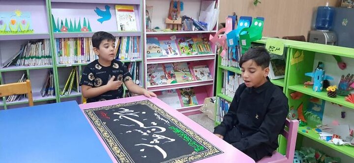 میهمانان کوچک امام حسین(ع) در کتابخانه عمومی علامه محمدتقی ایوانکی عزاداری می‌کنند