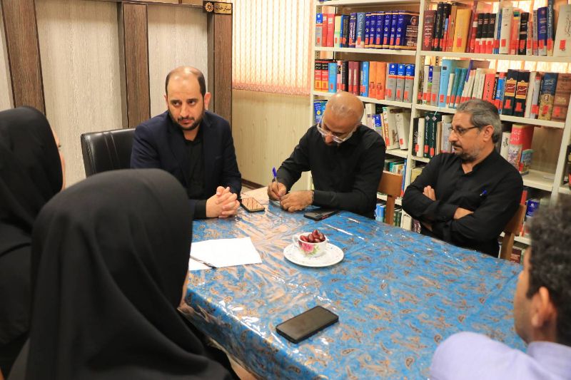 کتابداران مانند معلمان، عاشقانه به جامعه خدمت میکنند