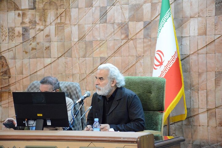 پروژه کتابخانه مرکزی کرمانشاه را به جد پیگیری میکنیم